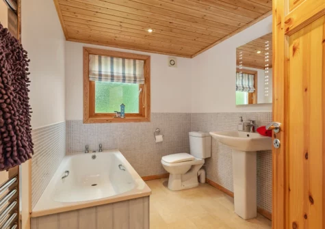 The bathroom at Everwyn Lodge, Penally
