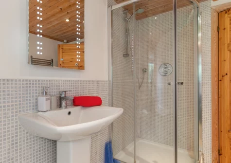 The bathroom at Everwyn Lodge, Penally