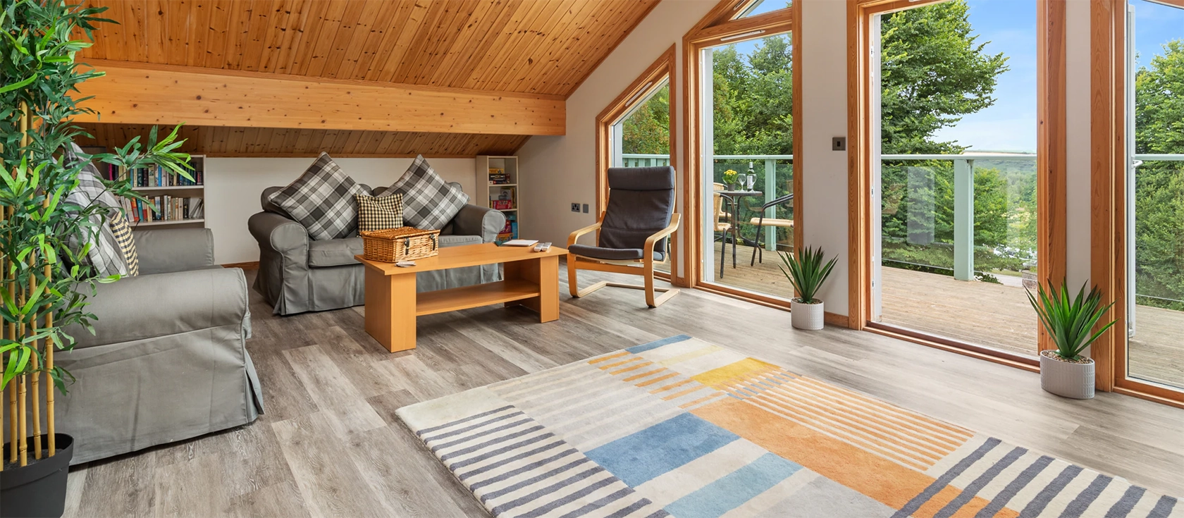 Everwyn Lodge, Penally is a Scandinavian-style lodge. It has a well-equipped kitchen, a cosy seating area, a wrap-around veranda, and three bedrooms. Located in the grounds of Trefloyne Manor Golf Course, it's a short walk from Tenby South Beach.