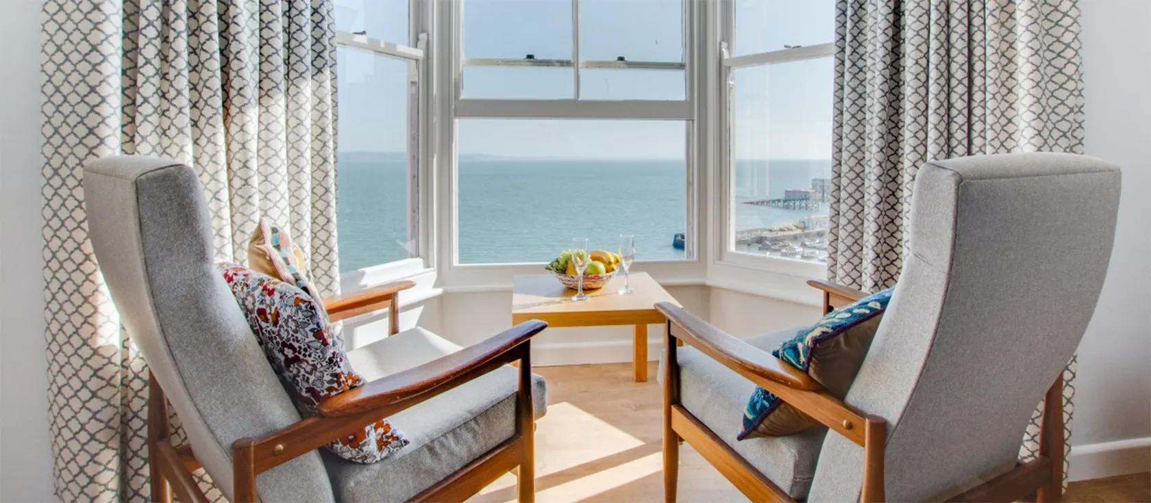 Every Breaking Wave is a generous 1 bedroom apartment in the heart of Tenby. Minimalist, second floor flat with panoramic sea views. Close to Tenby North Beach.
