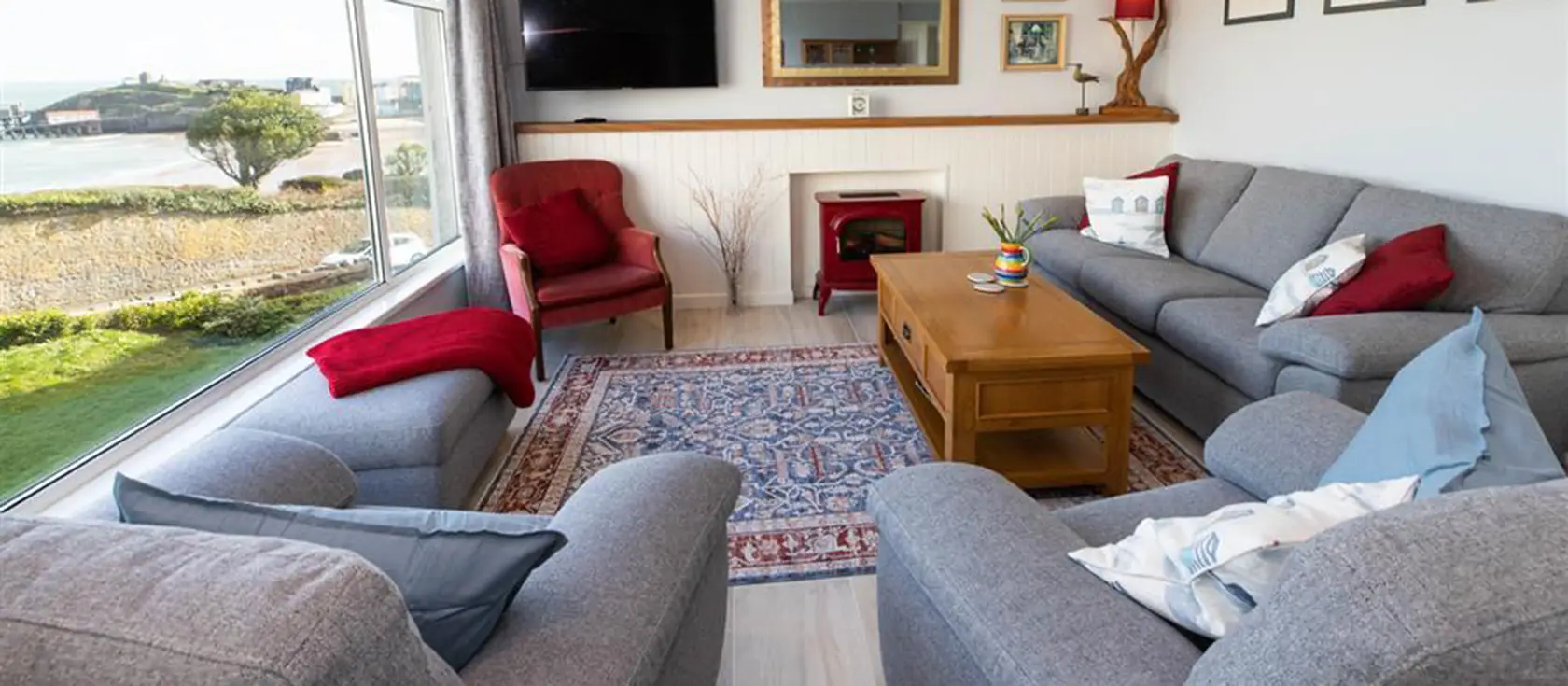 Fairview, Tenby is a stunning top-floor apartment with breathtaking sea views, steps from Blue Flag North Beach. Featuring a private balcony, modern amenities, & easy access to Tenby's centre, it's perfect for families seeking a coastal Welsh break.