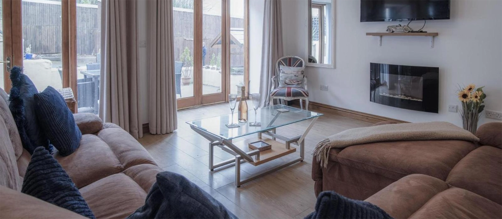 Fletcher Coach House, Llanmiloe is a charming three-bedroom cottage with a comfortable living area and tranquil outdoor space with BBQ. It accommodates six guests, ideally located just a stone's throw from Pendine with its seven-mile golden beach.