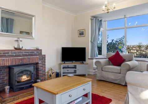Four Oaks, Saundersfoot is a tranquil three-bedroom cottage with a cosy living area, enclosed garden, and pet-friendly amenities, steps away from Saundersfoot Beach. Just beyond the village centre, enjoy harbour views and access to local attractions.