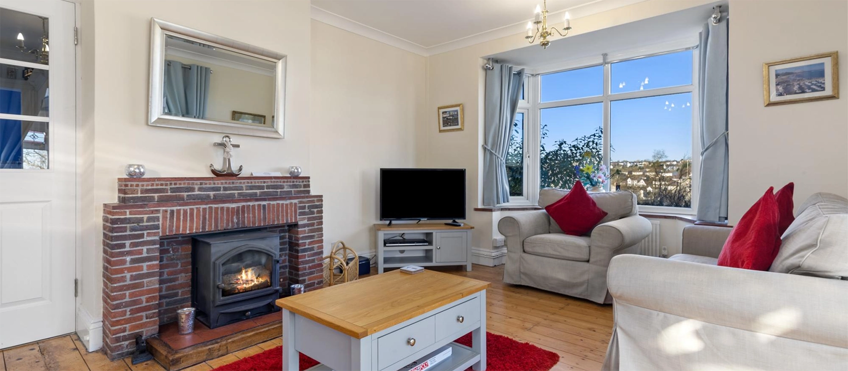 Four Oaks, Saundersfoot is a tranquil three-bedroom cottage with a cosy living area, enclosed garden, and pet-friendly amenities, steps away from Saundersfoot Beach. Just beyond the village centre, enjoy harbour views and access to local attractions.