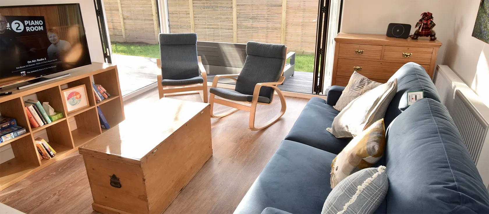 Galwad y Mor is a newly built bungalow ideally located between Tenby and Saundersfoot. The bungalow has a bright, airy open-plan living area with a vaulted ceiling, huge windows and plenty of space. Bi-fold doors open to private decking and a garden.