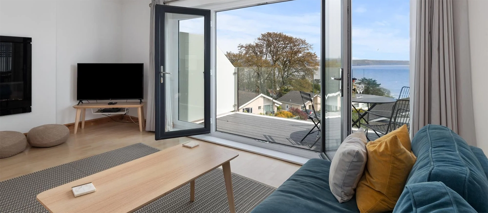 Glen View, Saundersfoot is a picturesque 4-bedroom cottage offering panoramic sea views, a cosy living area, and easy access to local attractions. The nearby Glen Woods leads a Glen Beach with a freshwater stream and low tide access to Saundersfoot.