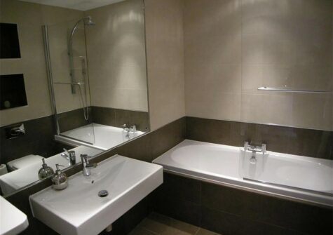 The bathroom at Glendower House 4, Tenby