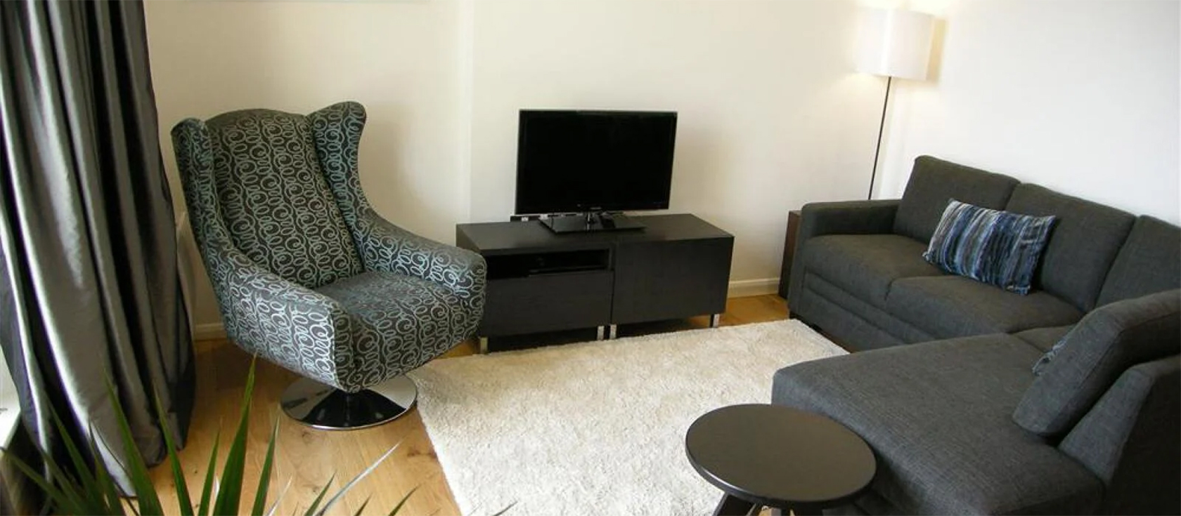 Glendower House 4, Tenby is a luxury apartment on the ground floor of a period property. Two bedrooms (one ensuite) & deck with sea views. Contemporary furnishings, open-plan kitchen with island & parking make this a wonderful base for exploring.