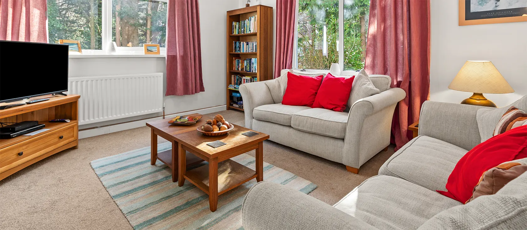 Glenvale, Saundersfoot is a bright well furnished two bedroom apartment with BBQ courtyard & parking. Walk to village cafes, restaurants & sandy beach.