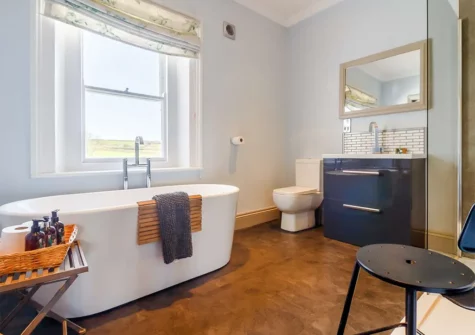 Bedroom #1 en-suite at Globe House, Angle