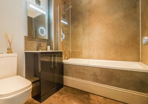 Bedroom #2 en-suite at Globe House, Angle