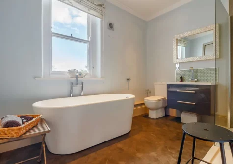 Bedroom #3 en-suite at Globe House, Angle