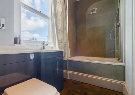 Bedroom #4 en-suite at Globe House, Angle