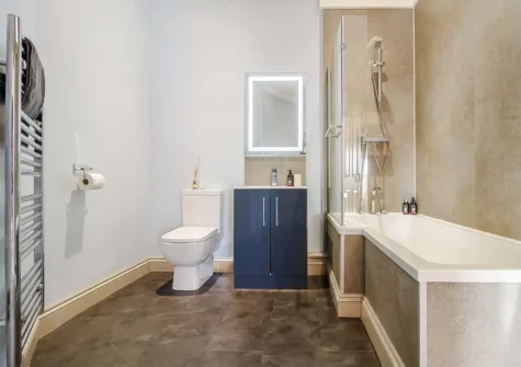 Bedroom #5 en-suite at Globe House, Angle