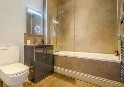 Bedroom #6 en-suite at Globe House, Angle