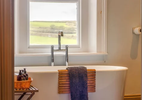 Bedroom #7 en-suite at Globe House, Angle