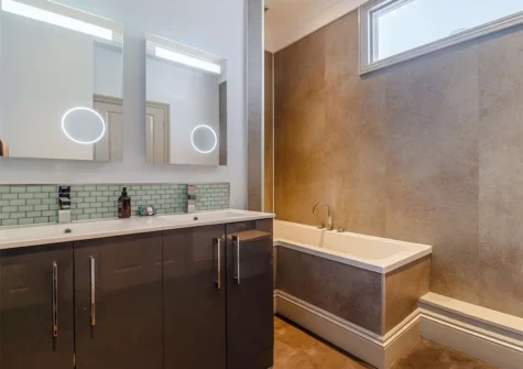 Bedroom #8 en-suite at Globe House, Angle