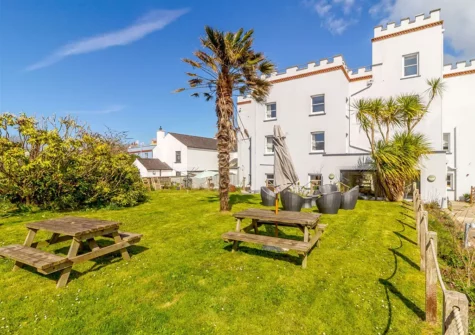 The garden & alfresco dining area at Globe House, Angle