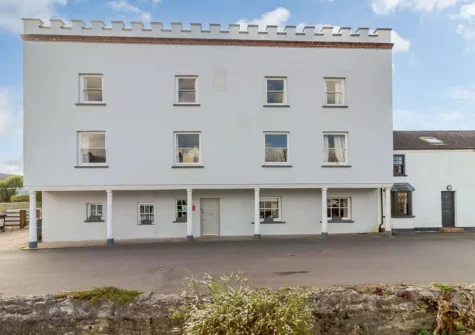 Outside Globe House, Angle