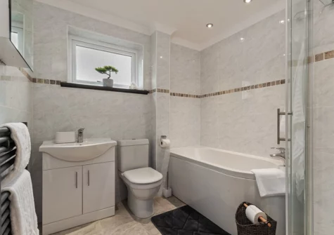 The bathroom at Golwg Y Môr, Saundersfoot