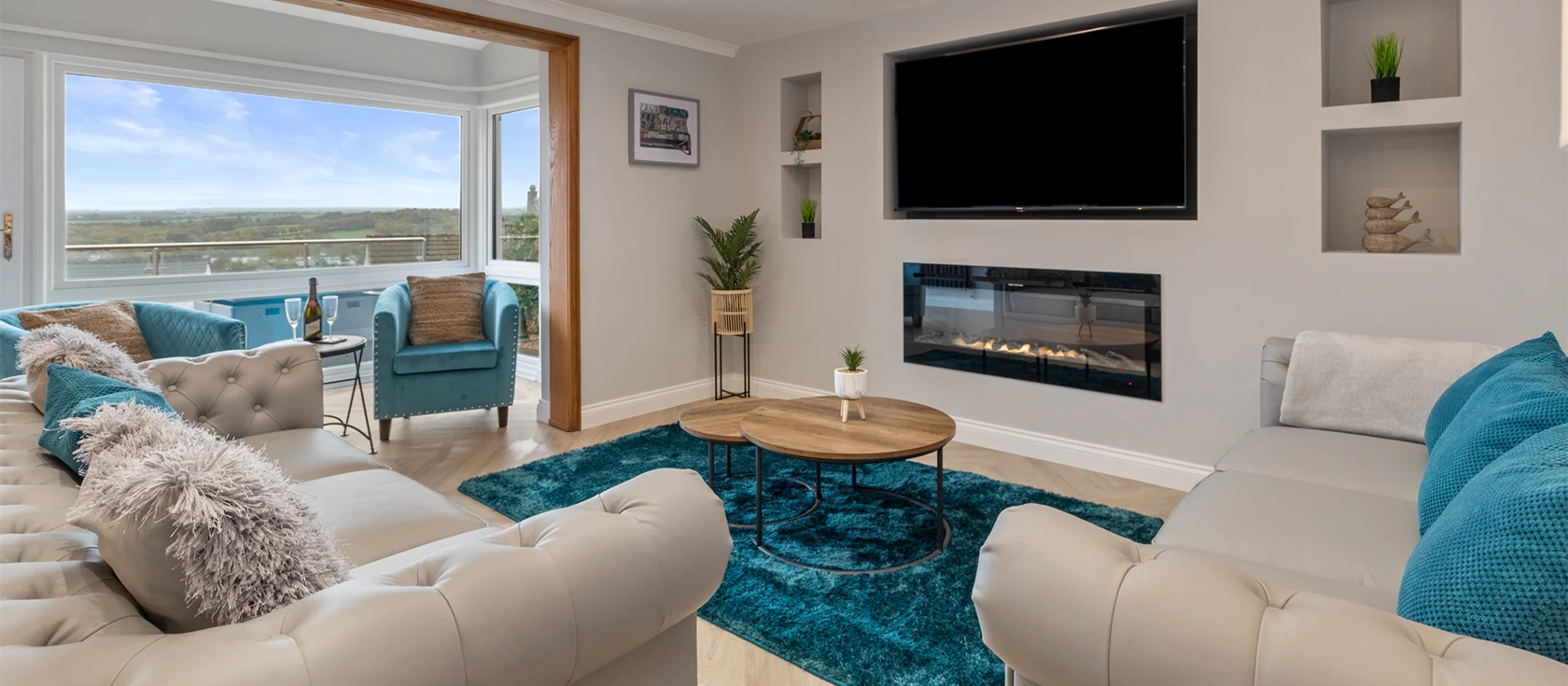 Golwg Y Môr, Saundersfoot is a luxurious 4-bedroom holiday home with comfortable living spaces. Boasting an elevated position overlooking Saundersfoot village and bay, the thoughtfully designed outdoor spaces perfectly capture the stunning sea views.
