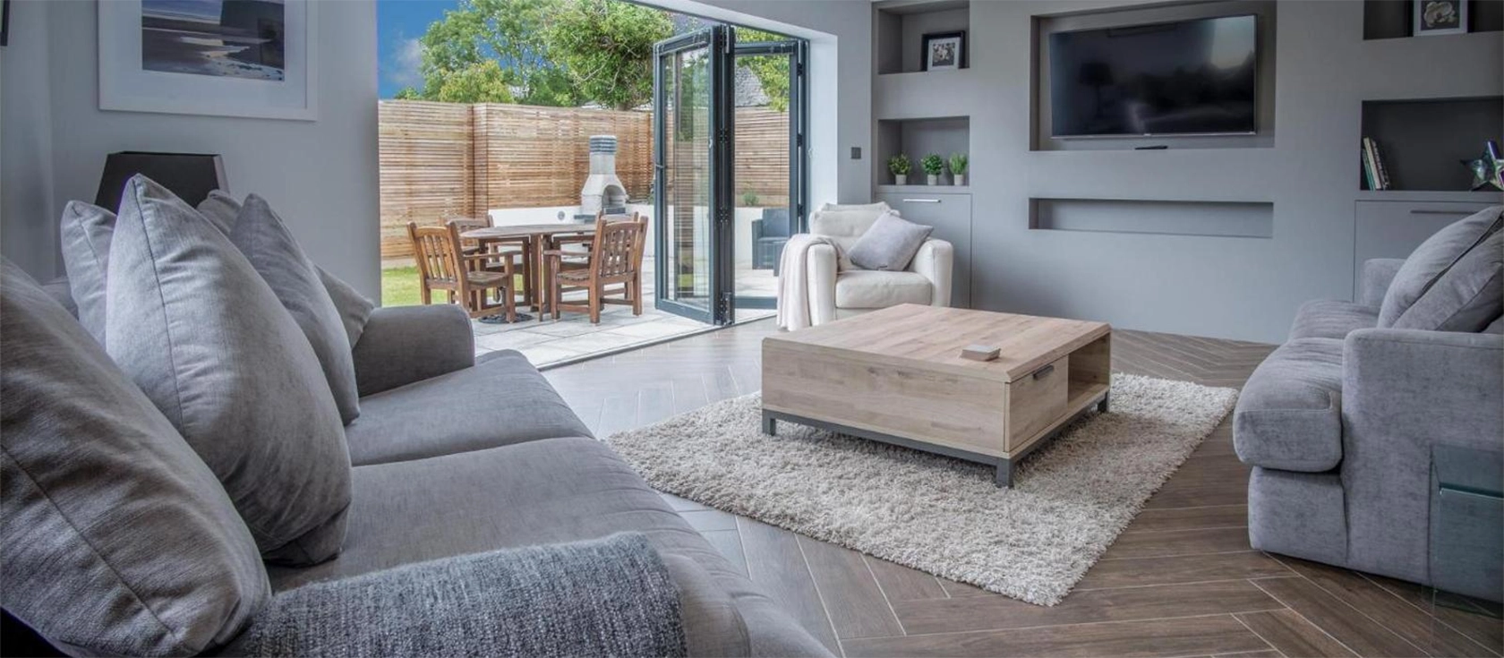 Gower View, Saundersfoot is a luxurious 4-bedroom home offering modern comforts, private parking, & easy access to Pembrokeshire's delights. Close to Saundersfoot's sandy beaches, it's the ideal retreat for experiencing this special corner of Wales.