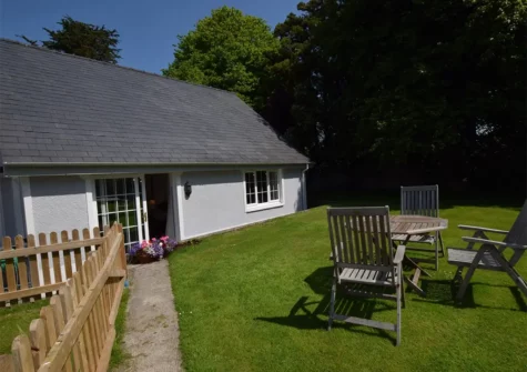 The garden & alfresco dining area at Green Gables Lodge, Pembroke