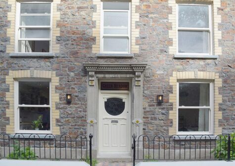 Green Meadow, St Dogmaels is a bright & spacious five bedroom, four bathroom house with elevated terrace overlooking the River Teifi. Spacious open-plan living room, fully equipped kitchen & elevated terrace with hot tub & glorious river views.