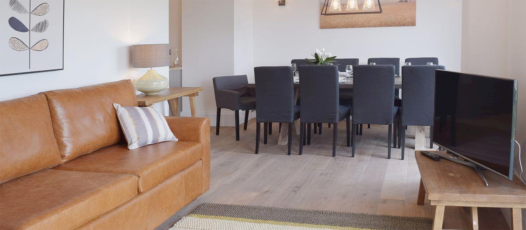 Green Meadow, St Dogmaels is a bright & spacious five bedroom, four bathroom house with elevated terrace overlooking the River Teifi. Spacious open-plan living room, fully equipped kitchen & elevated terrace with hot tub & glorious river views.