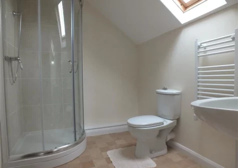 Bedroom #1 en-suite at Gwyddno Lodge, Princes Gate