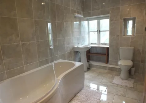 The bathroom at Gwyddno Lodge, Princes Gate