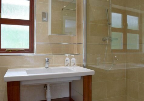 Bedroom #1 en-suite at Hafan Dawel, Stepaside