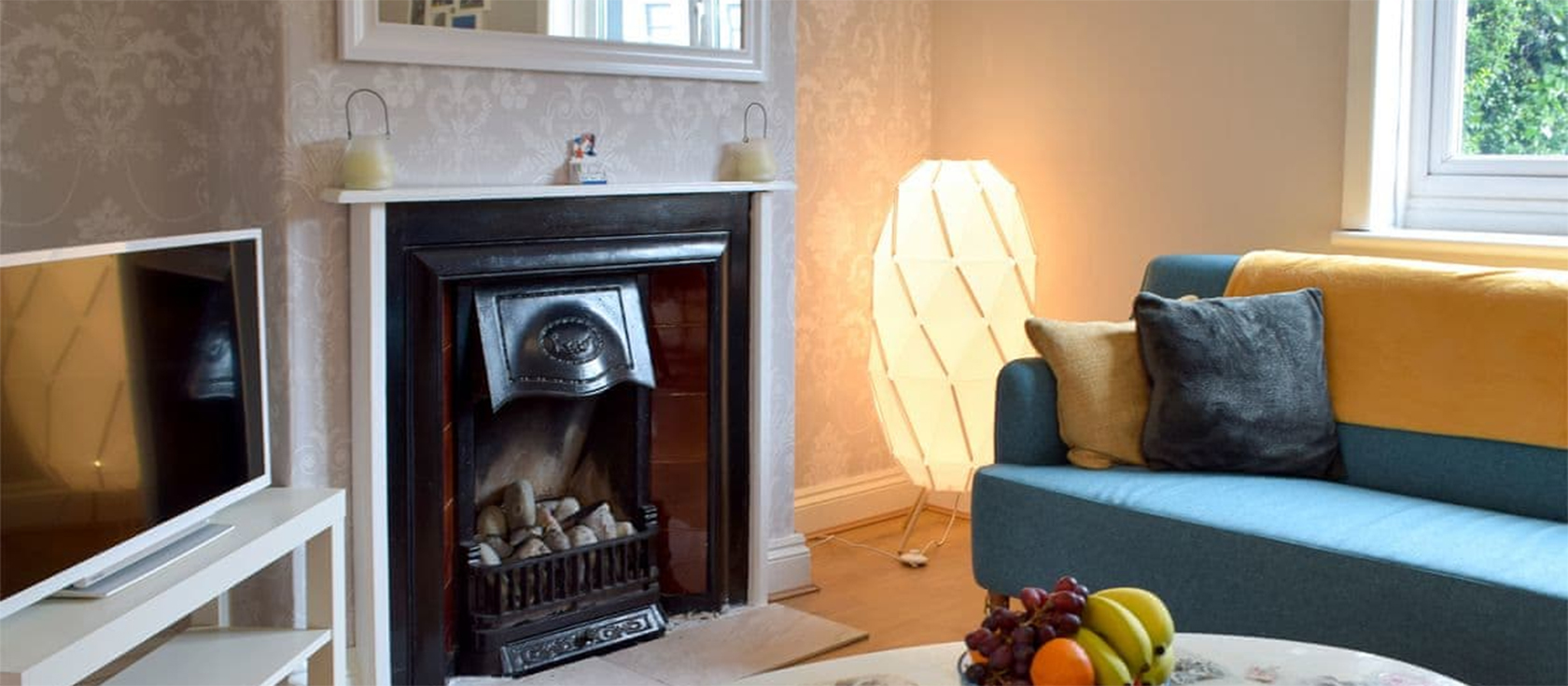 Located just 800 meters from Tenby's North Beach, Hafan is a three-bedroom house that makes a great base for a family holiday in Tenby. The semi-detached house has an enclosed garden, complete with garden furniture and a barbecue.