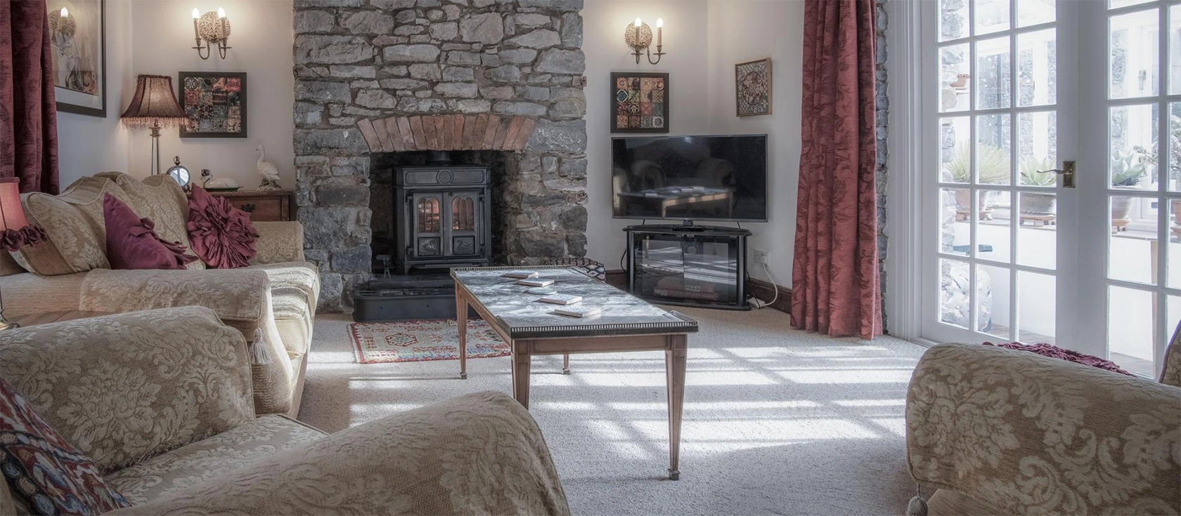 Hall House, St Florence is a charming property in the delightful village of St Florence, close to the seaside town of Tenby. It features a fully equipped kitchen, a cosy dining area with a log burner, 3 comfortable bedrooms, and a tranquil courtyard.
