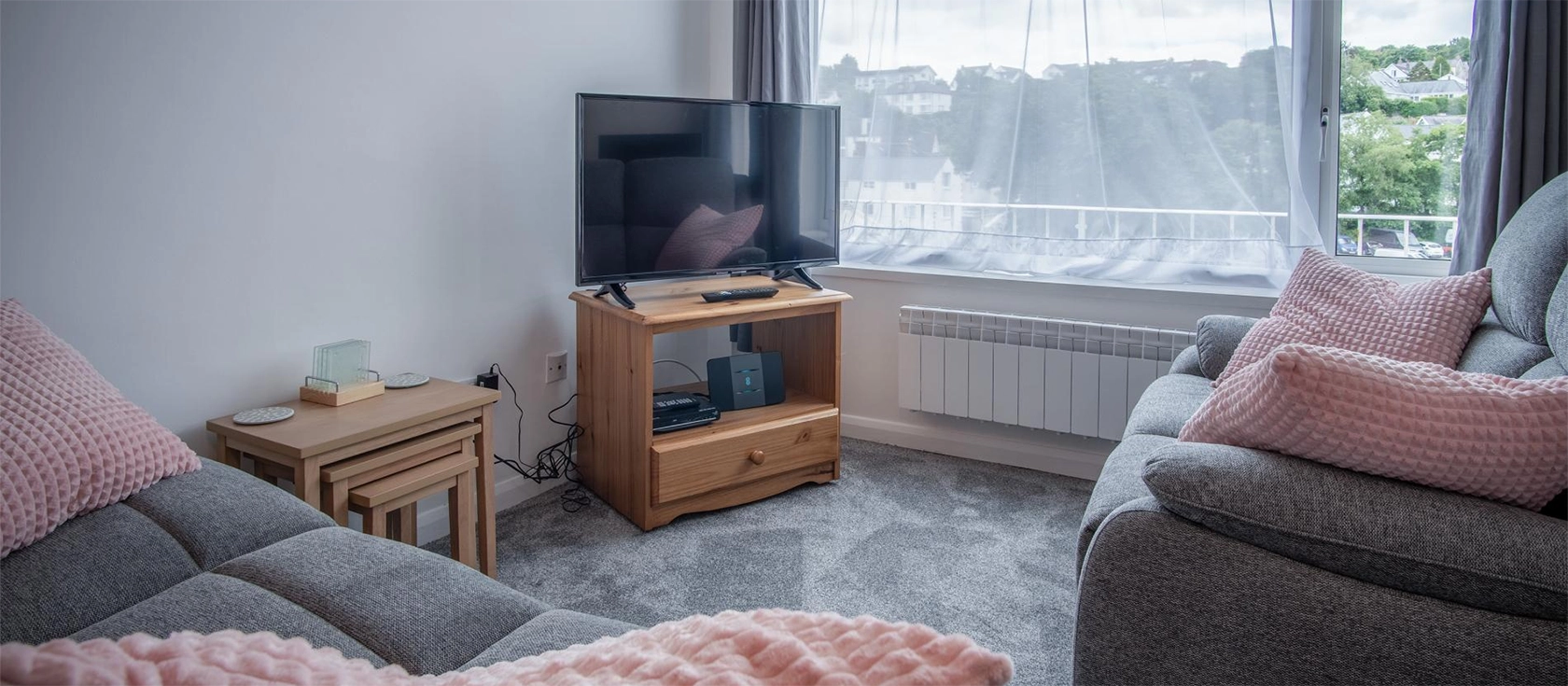 Harbour Court, Saundersfoot is a charming 2-bedroom apartment located in the heart of Saundersfoot Village. The property features a fully equipped kitchen, and a cosy living and dining area, and is within walking distance to the beach and harbour.