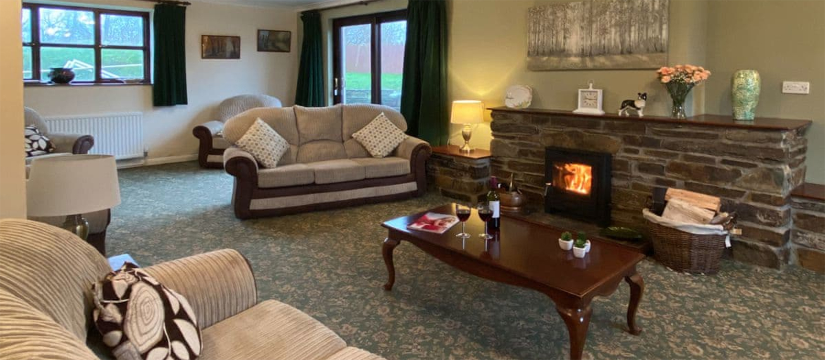 Hayscastle Farmhouse is a spacious five bedroom, four bathroom farmhouse for 12 on a working farm in stunning surroundings. Two living rooms and a family-sized eat-in kitchen make self-catering easy. Large garden for al fresco dining & outdoor play.