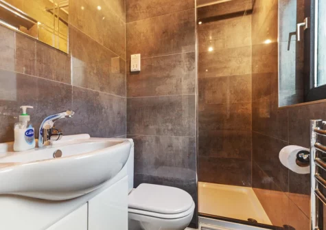 Bedroom #1 en-suite at Hazelglade Cottage, Saundersfoot