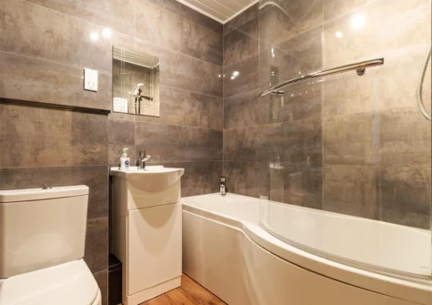 The bathroom at Hazelglade Cottage, Saundersfoot