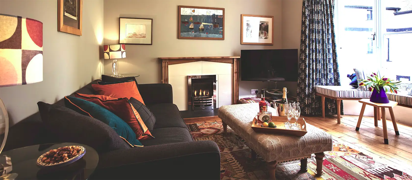 High House is a large, impressive townhouse in the heart of Tenby. This beautifully decorated house has a lounge, games rooms, a 10-person dining room, laundry / wetroom, courtyard, allocated parking for two cars and your choice of five bedrooms.