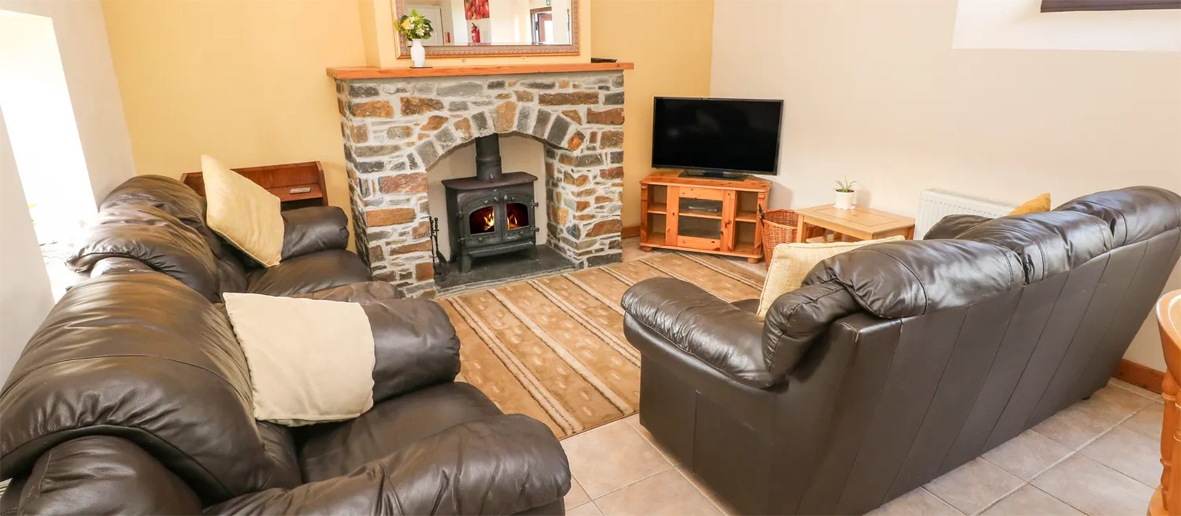 Hill Top Farm Cottage, Cross Hands is a beautifully presented property with a spacious open-plan lounge area, comfortable bedrooms, and scenic views. With a wide selection of activities in South Wales, you will be in for a treat of a lifetime.