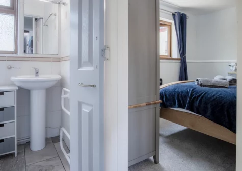 The bathroom at Honeysuckle Cottage, Amroth