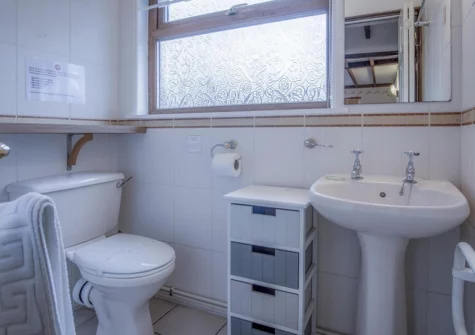 The bathroom at Honeysuckle Cottage, Amroth