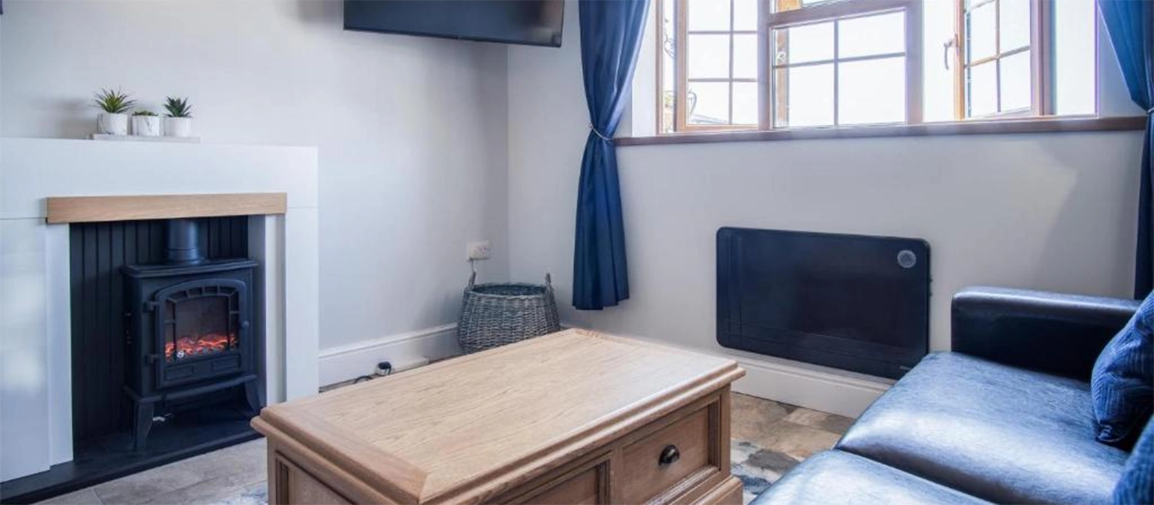 Honeysuckle Cottage, Amroth is a charming 1-bedroom retreat in Amroth, perfect for couples seeking a cosy getaway with a patio, hot tub, and easy access to local attractions. It's a 45-minute walk from Amroth Beach and all the shops, cafes, and pubs.