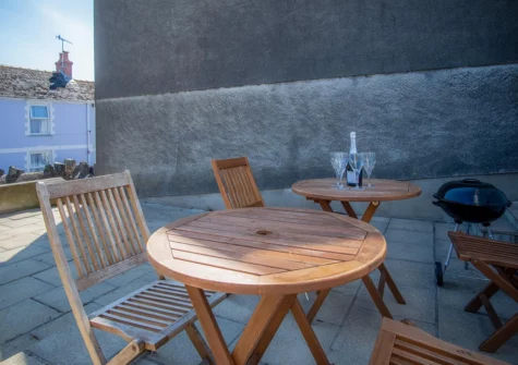 The patio, barbecue & alfresco dining area at Ivy Cellar, Tenby