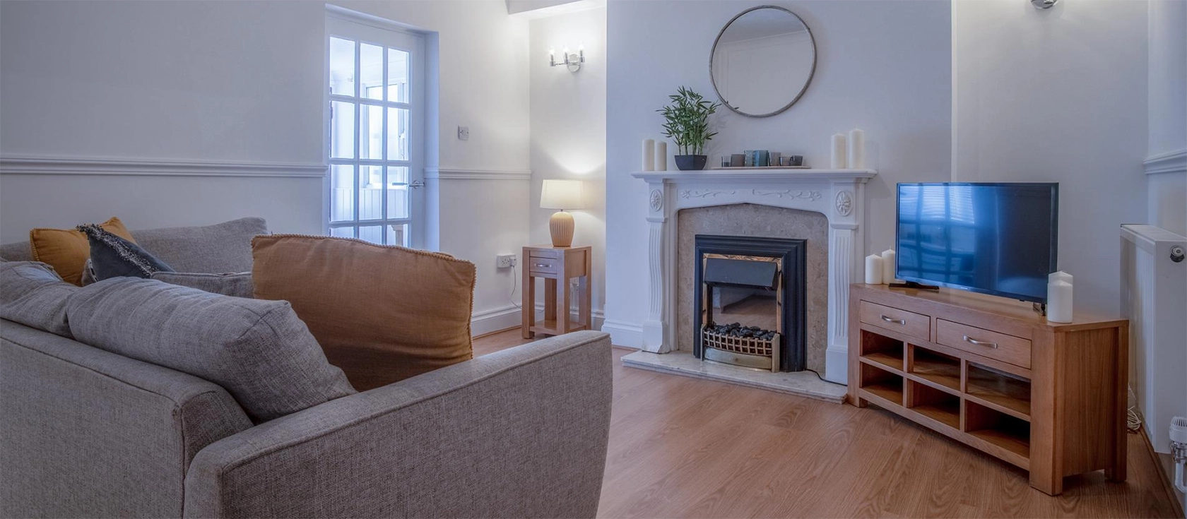 Ivy Cellar, Tenby is a charming two-bedroom apartment with a well-equipped kitchen, comfortable living area, and outdoor patio with BBQ facilities. Perfect for families looking to explore Tenby and its golden beaches.