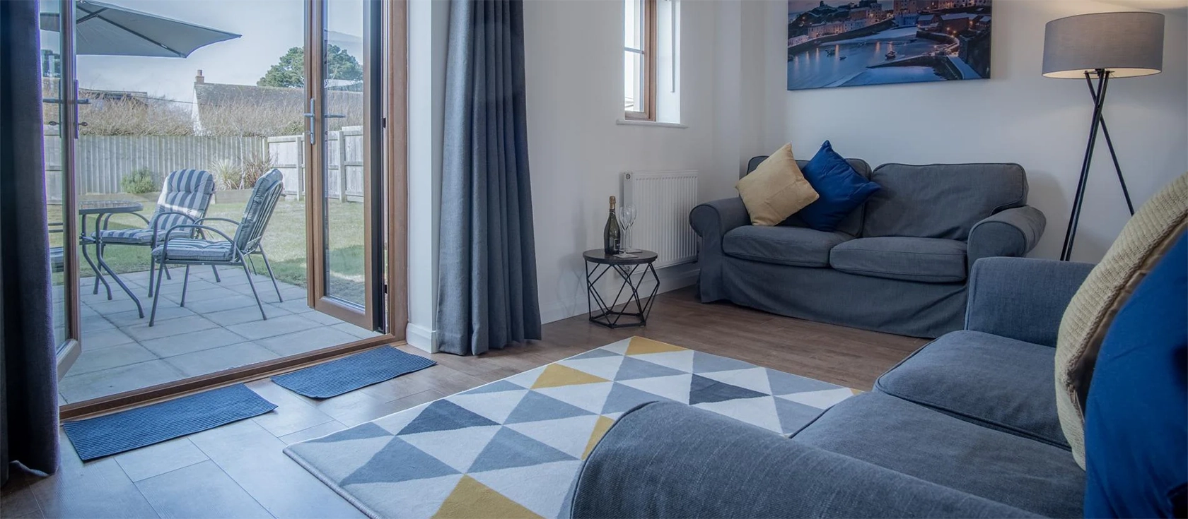 Johnny's Cove, New Hedges is a charming two-bedroom house nestled between Saundersfoot and Tenby. It features a fully equipped kitchen, a cosy living room, and an enclosed garden with a BBQ and dining area. Perfect for a family getaway.