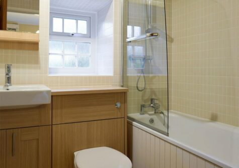 The bathroom at Lake Cottage, Ivy Court Cottages, Llys-Y-Fran