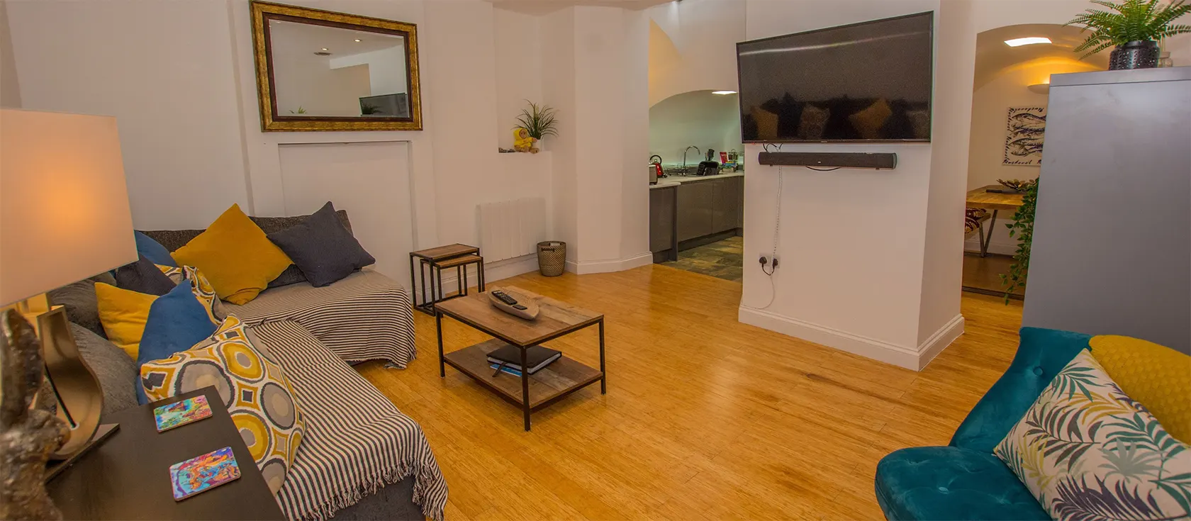 Lancaster Apartment, Tenby is the perfect town centre retreat. Despite being close to pubs, restaurants and shops, the apartment remains peaceful. Skylights and clever lighting keep the flat bright, while arched ceilings create a unique space.