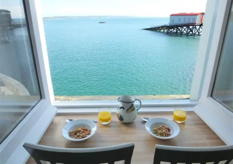 Enjoy breakfast in the kitchen while watching the turning tide