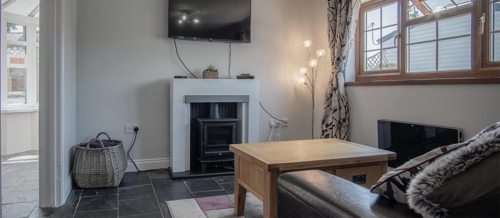Lilac Cottage, Amroth is a cosy, romantic cottage for two, with a hot tub for guests and park views, perfect for a couple's retreat. Set within Amroth Bay Holiday park, this cottage has a lovely patio out the front and back with outside seating.